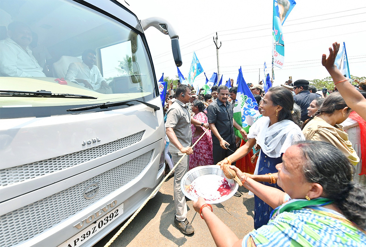 Memantha_20Siddham_20CM_20Jagan_20Bus_20Yatra_20West_20Godavari_20Photos-41.jpg 39