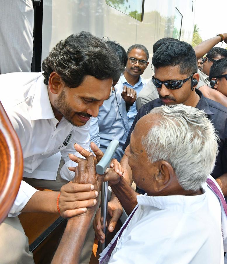 Memantha_20Siddham_20CM_20Jagan_20Bus_20Yatra_20West_20Godavari_20Photos-42.jpg 40