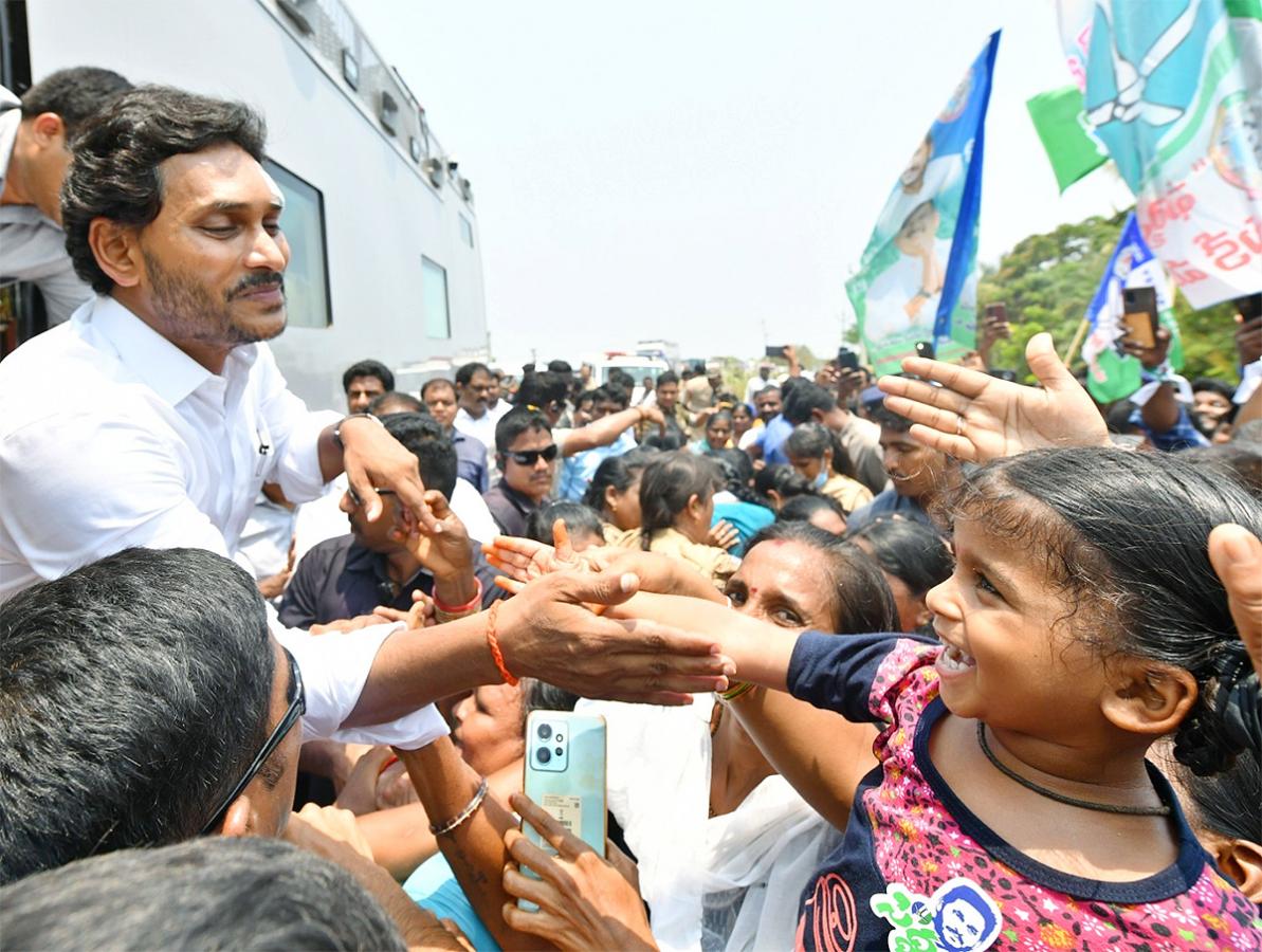 Memantha_20Siddham_20CM_20Jagan_20Bus_20Yatra_20West_20Godavari_20Photos-43.jpg 41