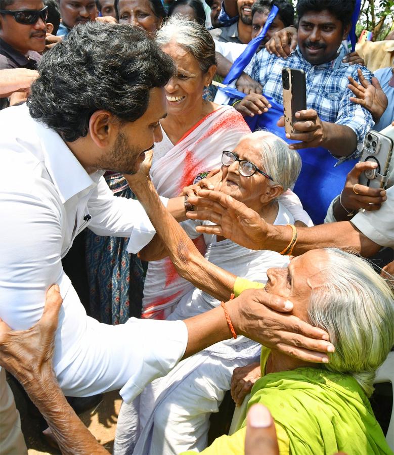 Memantha_20Siddham_20CM_20Jagan_20Bus_20Yatra_20West_20Godavari_20Photos-45.jpg 43