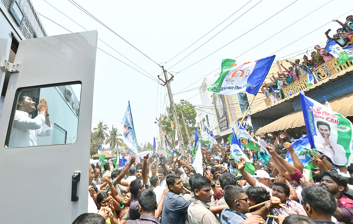 Memantha_20Siddham_20CM_20Jagan_20Bus_20Yatra_20West_20Godavari_20Photos-46.jpg 44