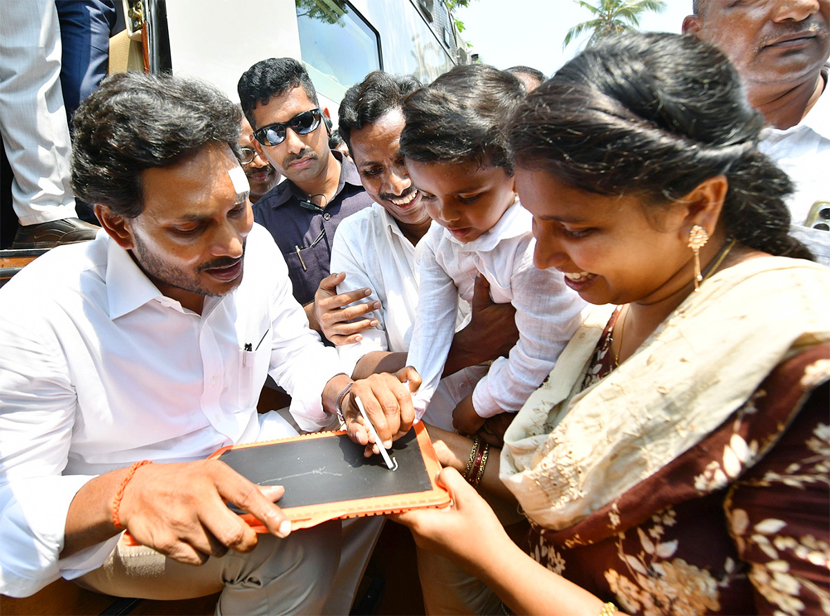 Memantha_20Siddham_20CM_20Jagan_20Bus_20Yatra_20West_20Godavari_20Photos-5.jpg 5