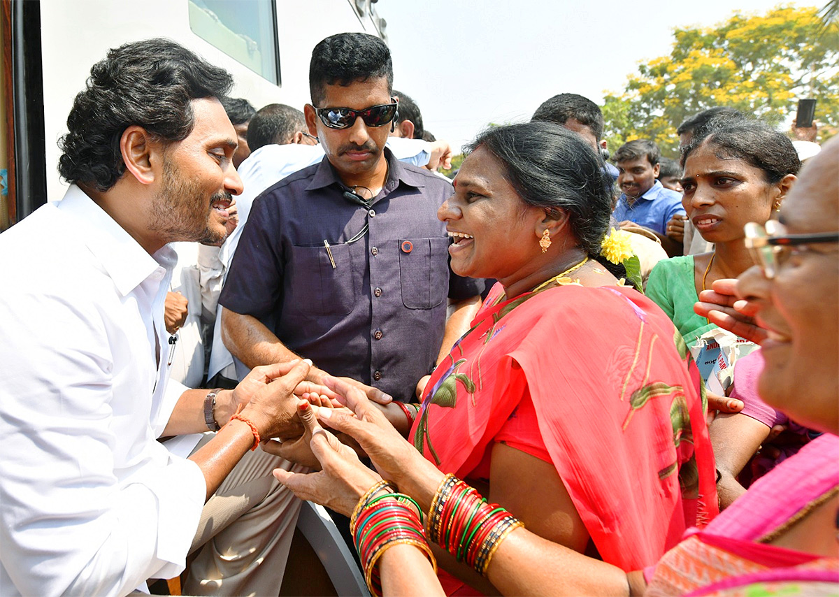 Memantha_20Siddham_20CM_20Jagan_20Bus_20Yatra_20West_20Godavari_20Photos-7.jpg 7