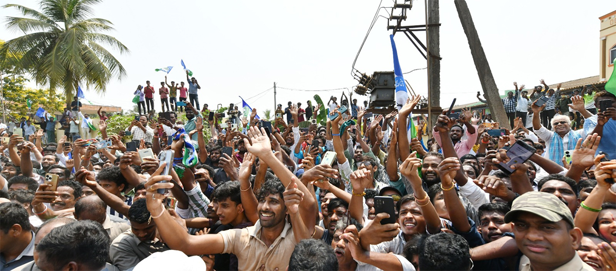 Memantha_20Siddham_20CM_20Jagan_20Bus_20Yatra_20West_20Godavari_20Photos-8.jpg 8