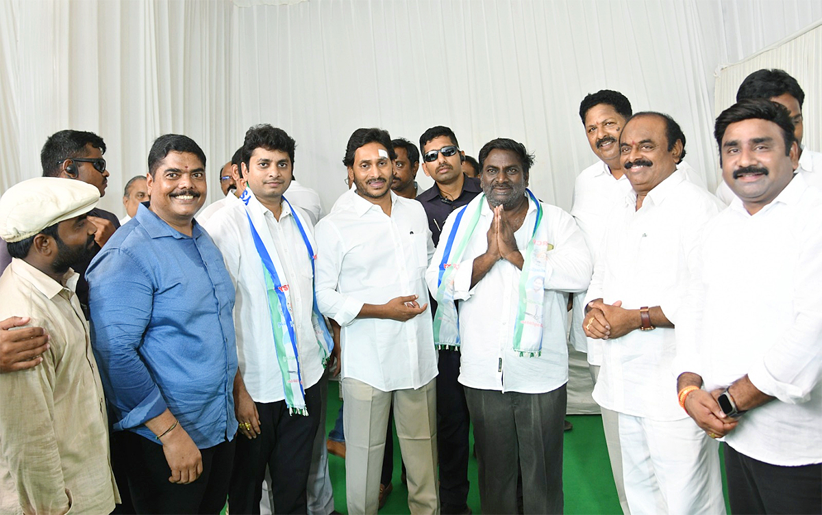Memantha_20Siddham_20CM_20Jagan_20Bus_20Yatra_20West_20Godavari_20Photos-9.jpg 9