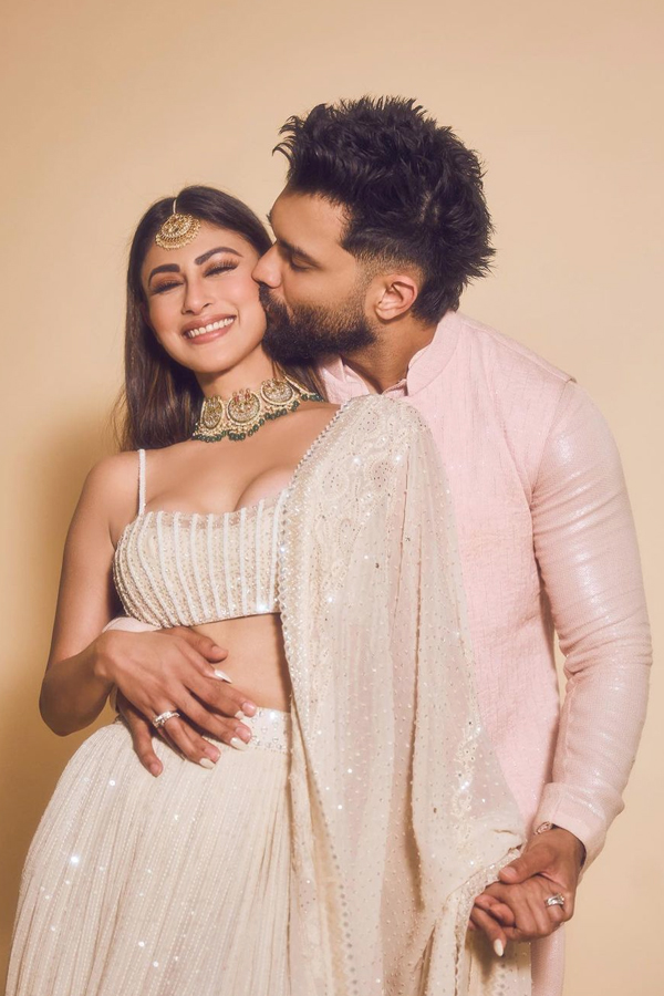 Mouni-Roy__20Suraj-Nambiar-10.jpg 11
