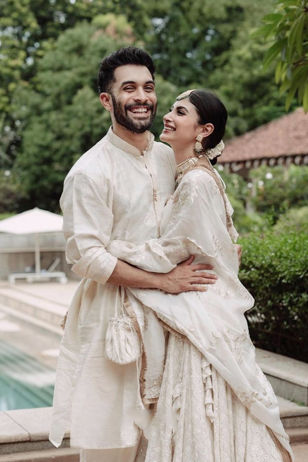 Mouni-Roy__20Suraj-Nambiar-5.jpg 6