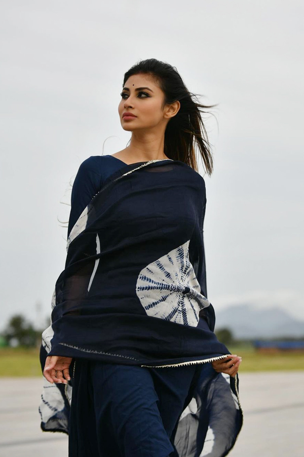 Mouni-Roy__20Suraj-Nambiar-6.jpg 7