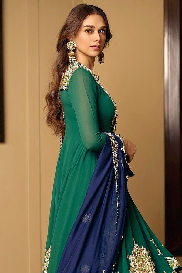 Aditi_20Rao_20Hydari_20showers_20love_20on_20fiance_20Siddharth_20on_20his_20birthday_20Photos_20_2811_29.jpg 15