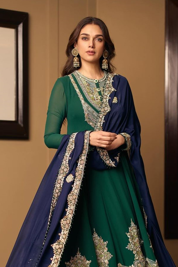 Aditi_20Rao_20Hydari_20showers_20love_20on_20fiance_20Siddharth_20on_20his_20birthday_20Photos_20_2814_29.jpg 17