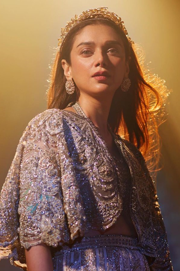 Aditi_20Rao_20Hydari_20showers_20love_20on_20fiance_20Siddharth_20on_20his_20birthday_20Photos_20_284_29.jpg 8