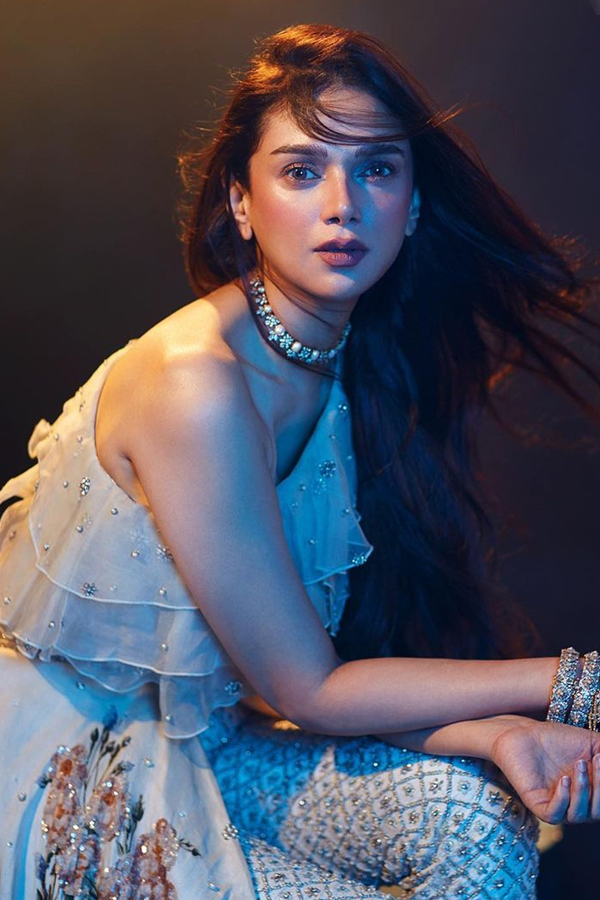Aditi_20Rao_20Hydari_20showers_20love_20on_20fiance_20Siddharth_20on_20his_20birthday_20Photos_20_287_29.jpg 11