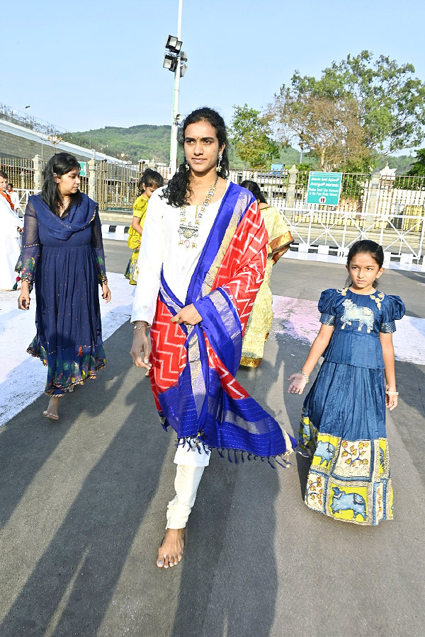 Badminton_20Player_20PV_20Sindhu_20Visited_20Tirumala_20Photos_20_281_29.jpg 2