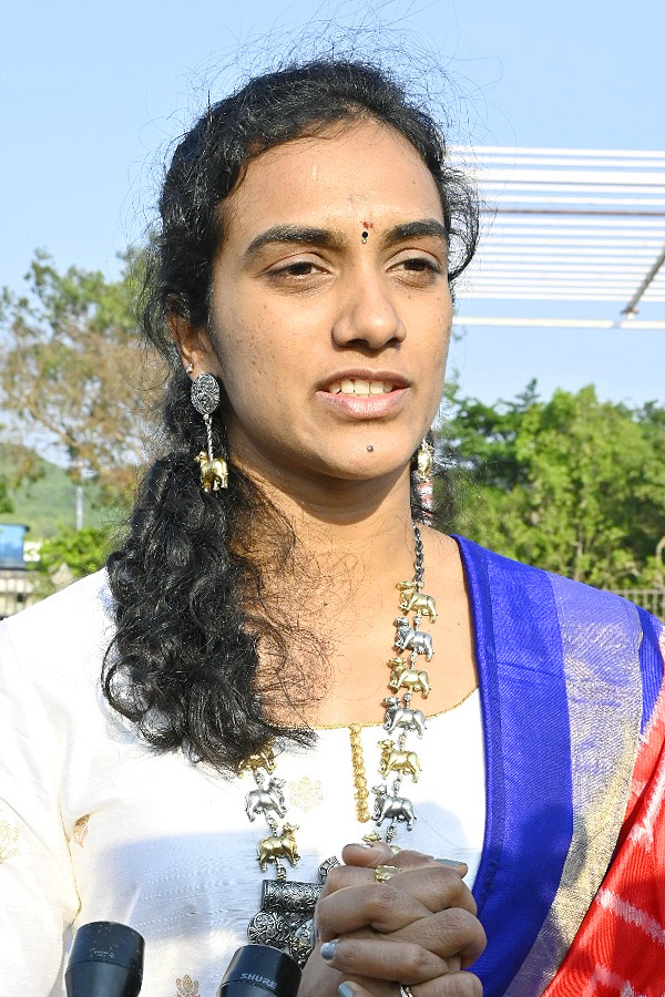 Badminton_20Player_20PV_20Sindhu_20Visited_20Tirumala_20Photos_20_285_29.jpg 6