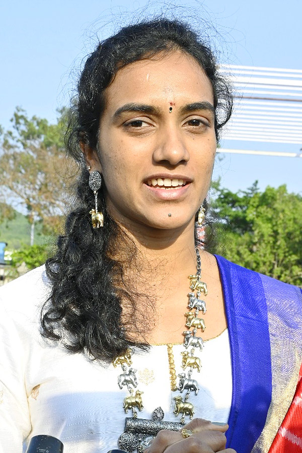 Badminton_20Player_20PV_20Sindhu_20Visited_20Tirumala_20Photos_20_286_29.jpg 7