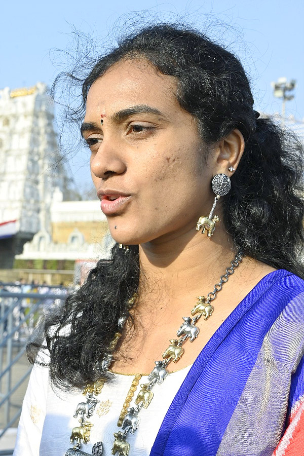 Badminton_20Player_20PV_20Sindhu_20Visited_20Tirumala_20Photos_20_287_29.jpg 8