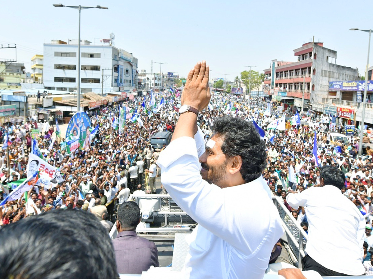 CM_20YS_20Jagan_20Memantha_20Siddham_20Bus_20Yatra_20At_20Ravulapalem_20Konaseema_20District_20Photos_20_2811_29.jpg 12