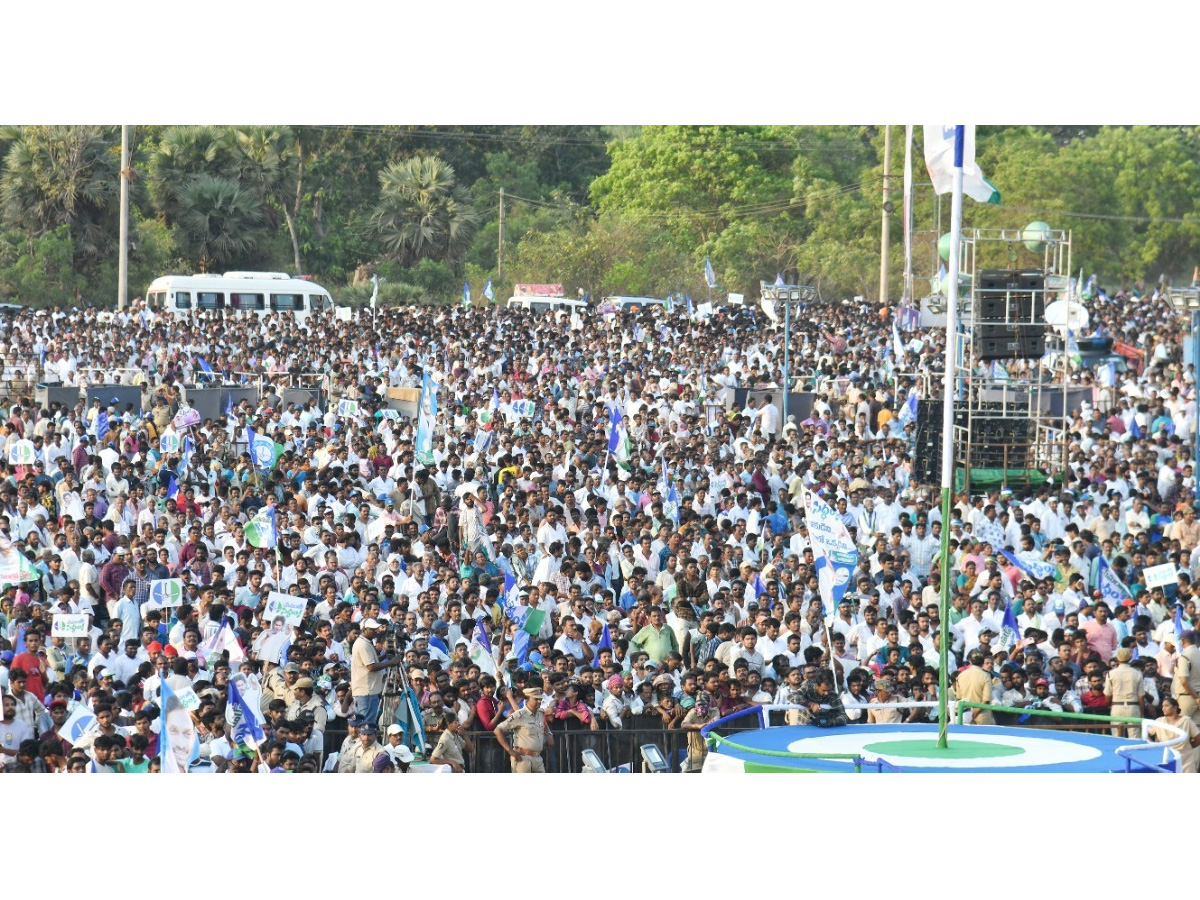 CM_20YS_20Jagan_20Memantha_20Siddham_20Bus_20Yatra_20Public_20Meeting_20At_20Kakinada_20Photos_20_2813_29.jpg 14