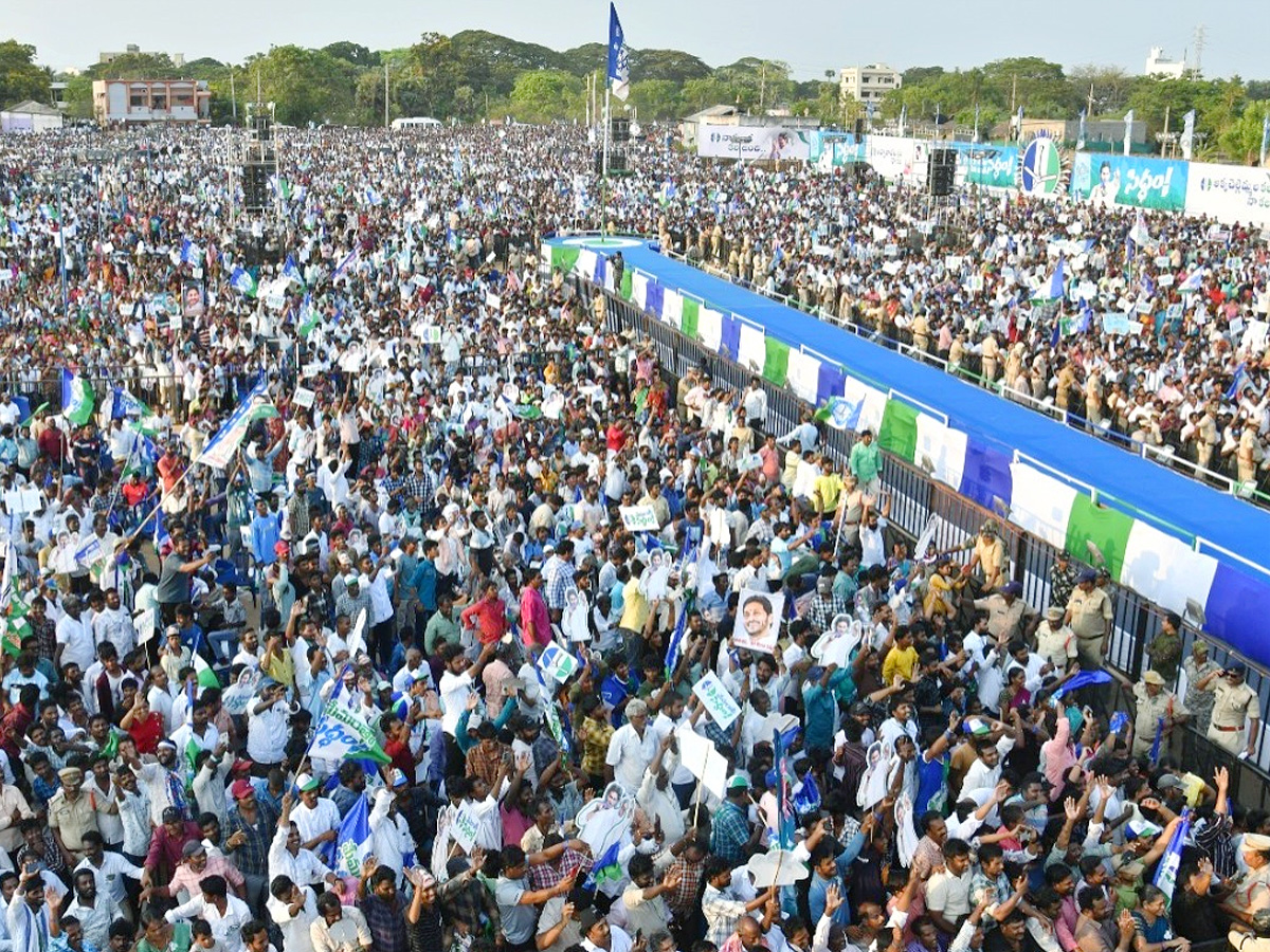 CM_20YS_20Jagan_20Memantha_20Siddham_20Bus_20Yatra_20Public_20Meeting_20At_20Kakinada_20Photos_20_2814_29.jpg 15