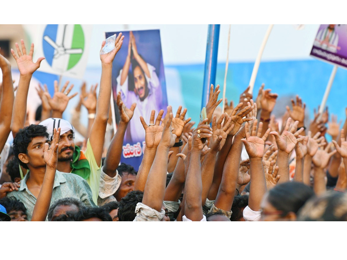 CM_20YS_20Jagan_20Memantha_20Siddham_20Bus_20Yatra_20Public_20Meeting_20At_20Kakinada_20Photos_20_2815_29.jpg 16