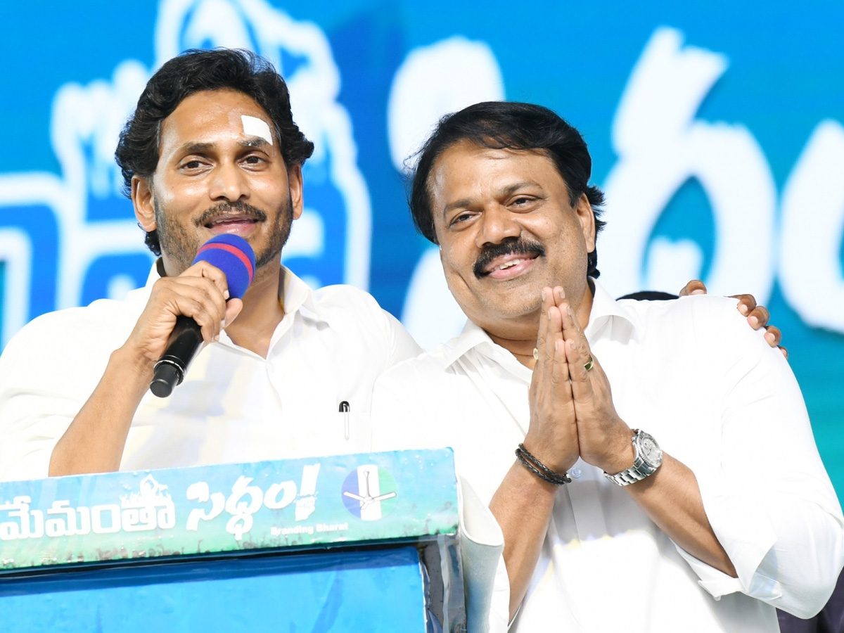 CM_20YS_20Jagan_20Memantha_20Siddham_20Bus_20Yatra_20Public_20Meeting_20At_20Kakinada_20Photos_20_2820_29.jpg 21