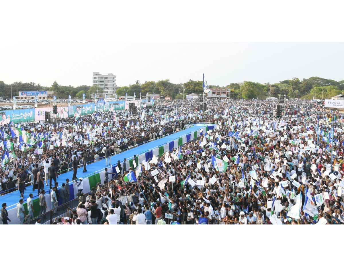 CM_20YS_20Jagan_20Memantha_20Siddham_20Bus_20Yatra_20Public_20Meeting_20At_20Kakinada_20Photos_20_282_29.jpg 3