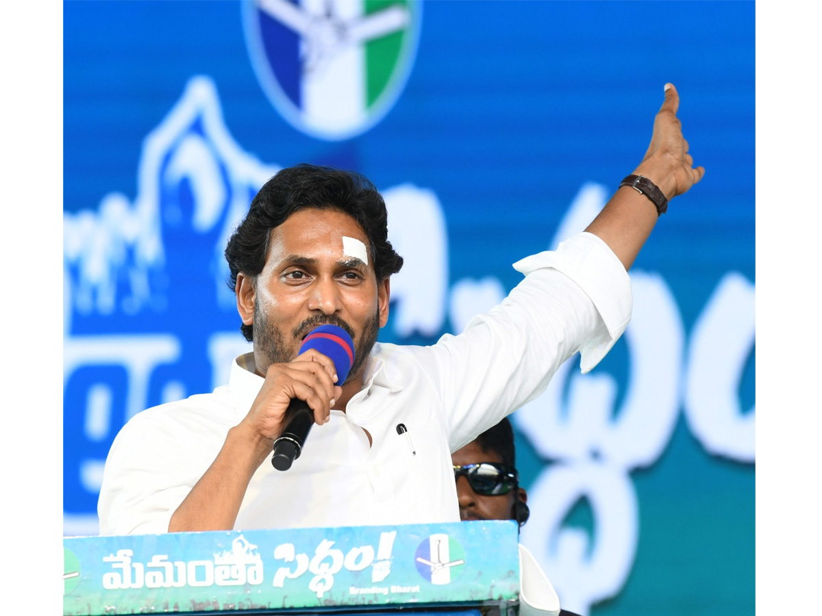 CM_20YS_20Jagan_20Memantha_20Siddham_20Bus_20Yatra_20Public_20Meeting_20At_20Kakinada_20Photos_20_2832_29.jpg 33