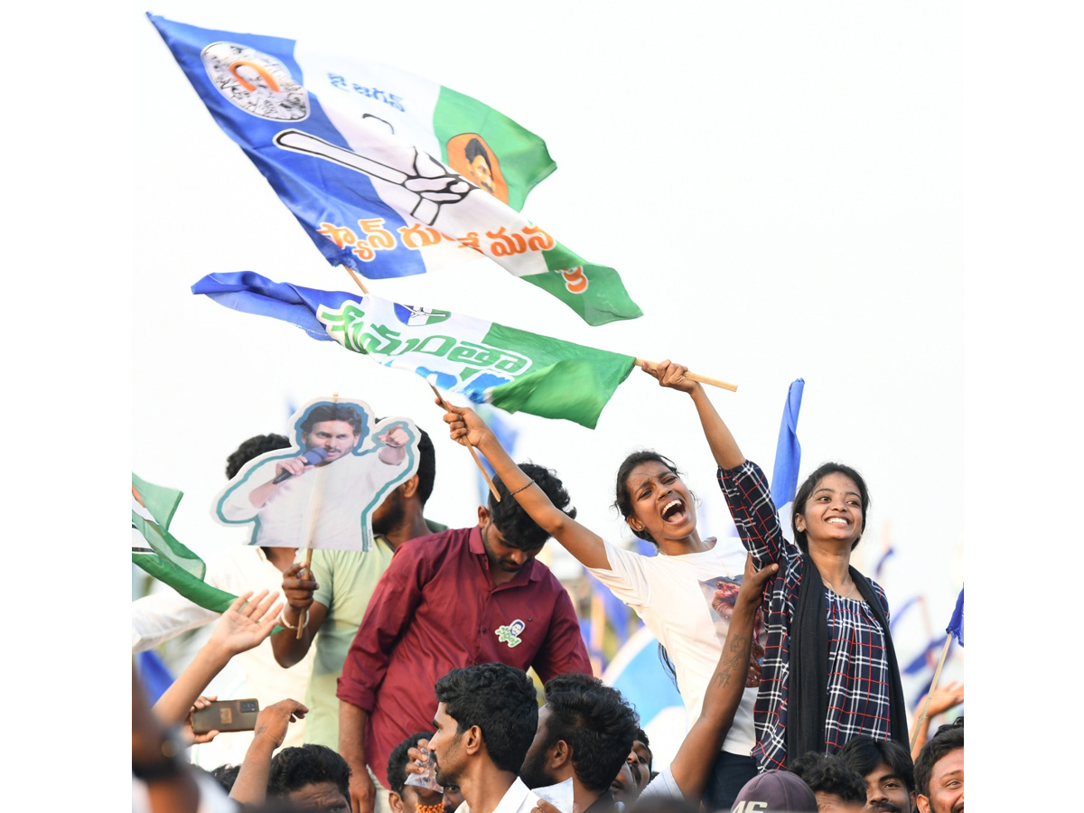 CM_20YS_20Jagan_20Memantha_20Siddham_20Bus_20Yatra_20Public_20Meeting_20At_20Kakinada_20Photos_20_2833_29.jpg 34