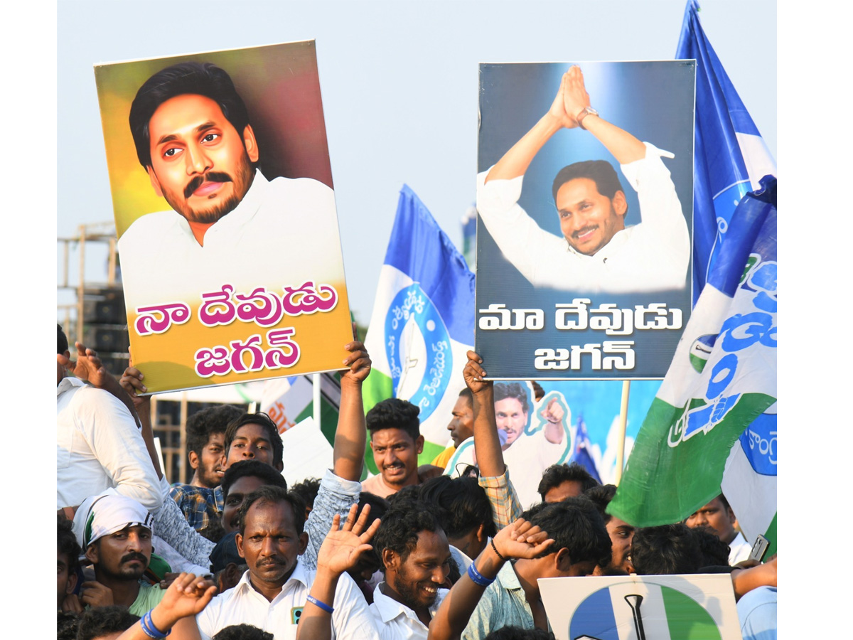 CM_20YS_20Jagan_20Memantha_20Siddham_20Bus_20Yatra_20Public_20Meeting_20At_20Kakinada_20Photos_20_288_29.jpg 9
