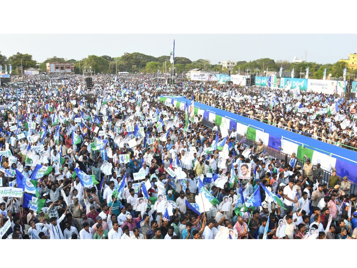 CM_20YS_20Jagan_20Memantha_20Siddham_20Bus_20Yatra_20Public_20Meeting_20At_20Kakinada_20Photos_20_289_29.jpg 10