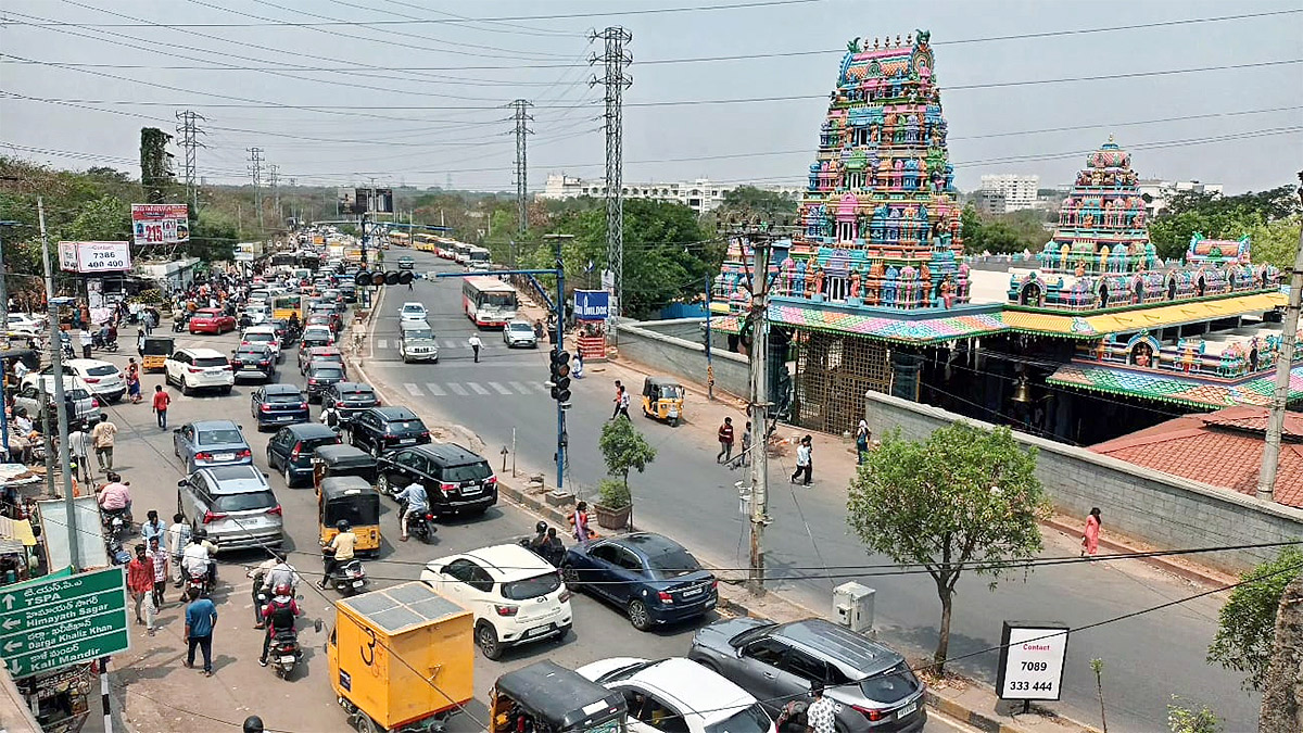 Devotees-Rush-To-Chilkur-Balaji-Temple-For-Garuda-Prasadam-14.jpg 15