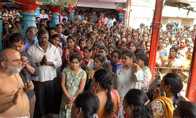 Devotees_20Rush_20To_20Chilkur_20Balaji_20Temple_20For_20Garuda_20Prasadam-2.jpg 2