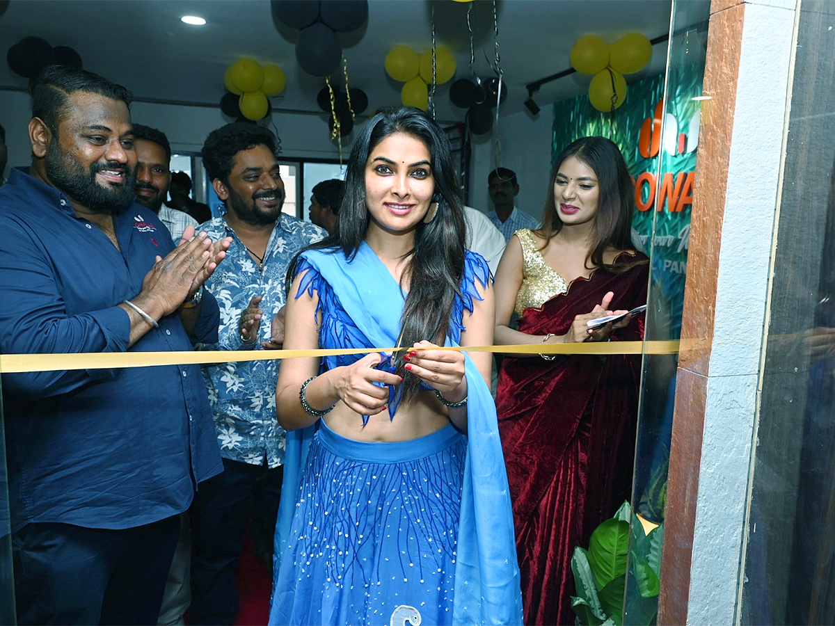 Divi_20Vadthya_20at_20the_20launch_20of_20The_20Deco_20Walls-1.jpg 1
