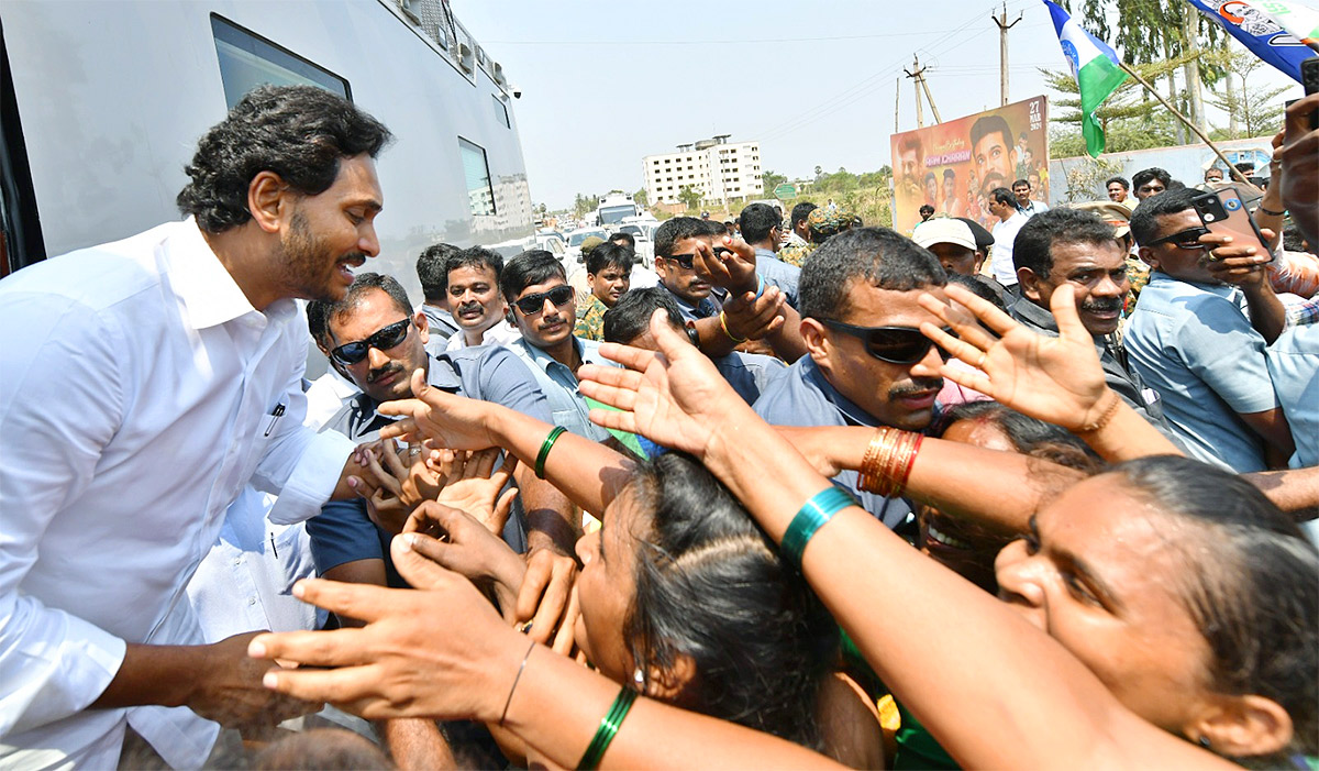 YS_20Jagan_20Memantha_20Siddham_20at_20EastGodavari_20Photos-12.jpg 12