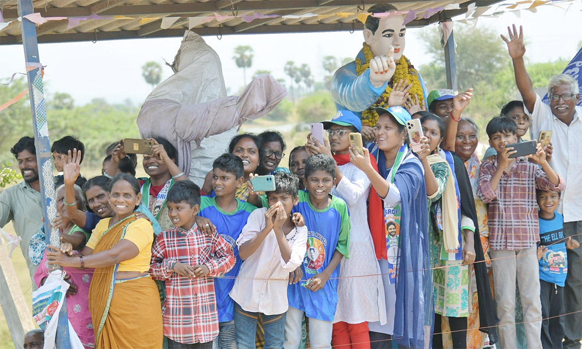 YS_20Jagan_20Memantha_20Siddham_20at_20EastGodavari_20Photos-13.jpg 13