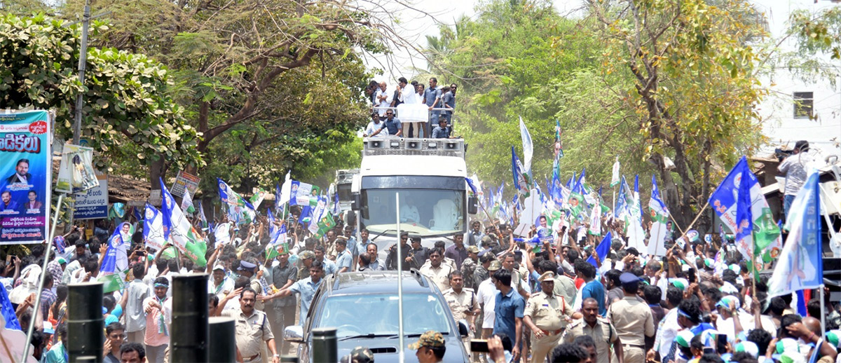 YS_20Jagan_20Memantha_20Siddham_20at_20EastGodavari_20Photos-17.jpg 16