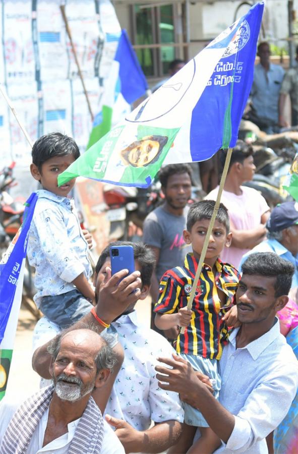 YS_20Jagan_20Memantha_20Siddham_20at_20EastGodavari_20Photos-24.jpg 23