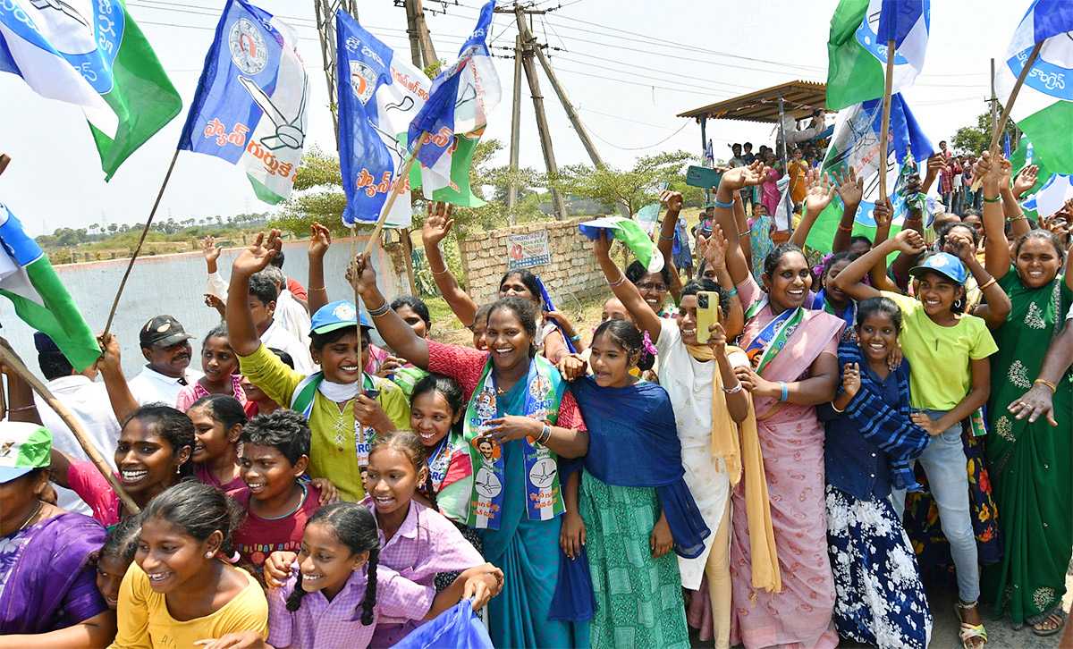 YS_20Jagan_20Memantha_20Siddham_20at_20EastGodavari_20Photos-27.jpg 26