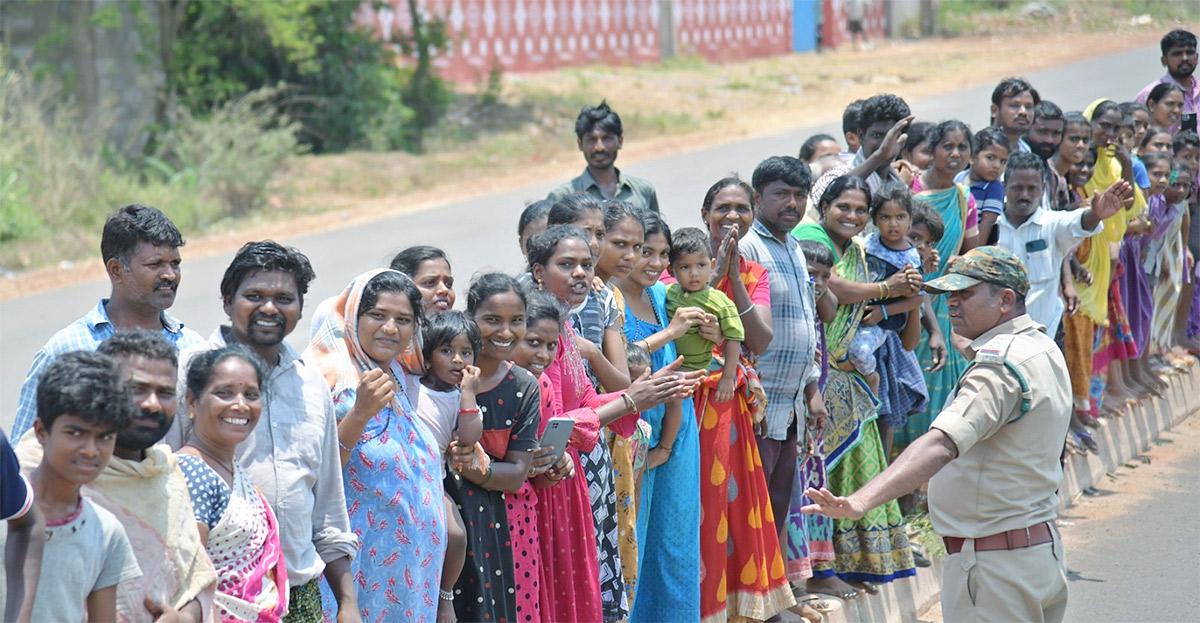 YS_20Jagan_20Memantha_20Siddham_20at_20EastGodavari_20Photos-30.jpg 28