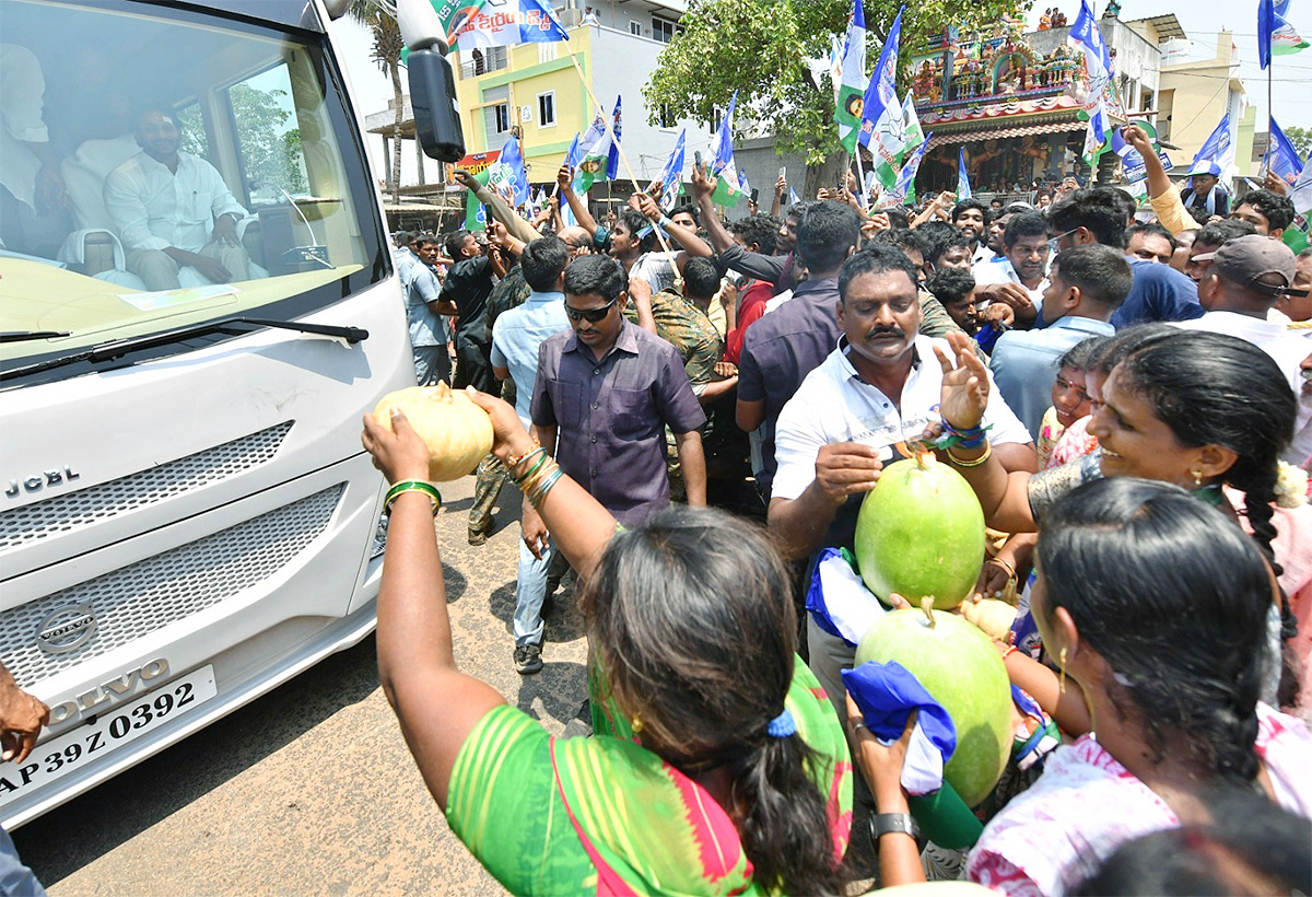 YS_20Jagan_20Memantha_20Siddham_20at_20EastGodavari_20Photos-34.jpg 32