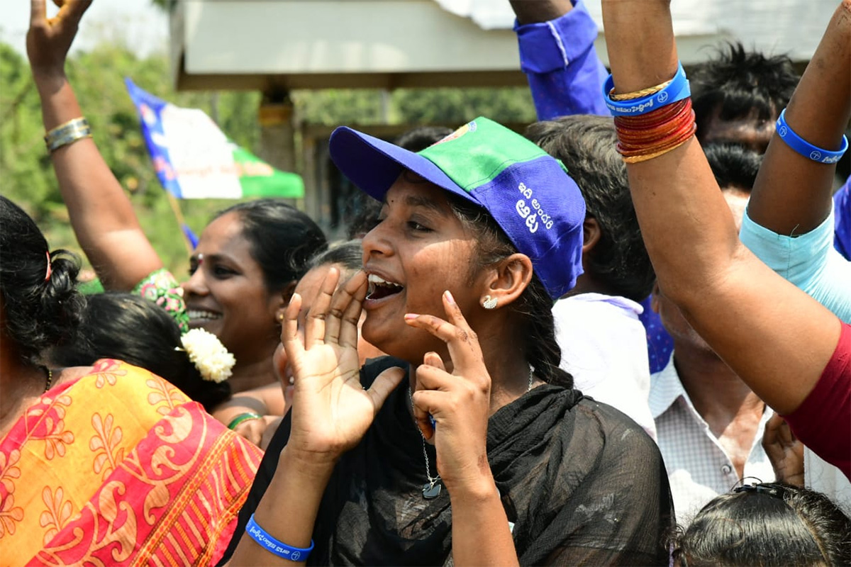 ys_20jagan_20memantha_20siddham_20bus_20yatra_20Anakapalle_20District_20photos-1_20_2811_29.jpg 11
