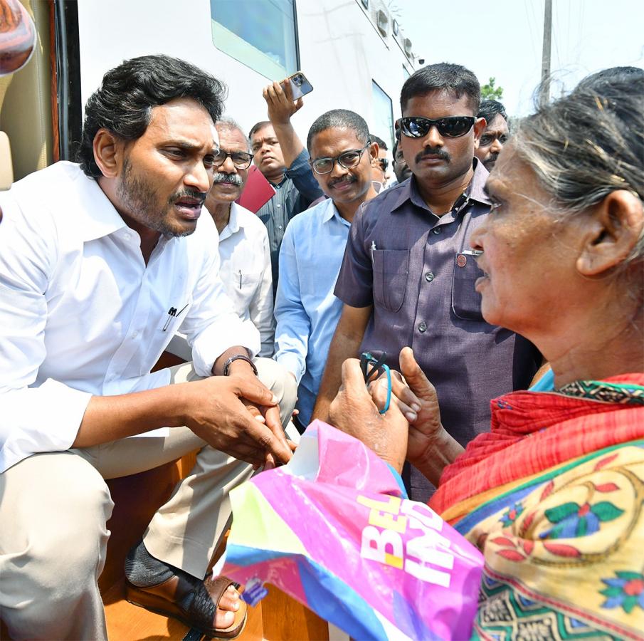 ys_20jagan_20memantha_20siddham_20bus_20yatra_20Anakapalle_20District_20photos-1_20_2829_29.jpg 29