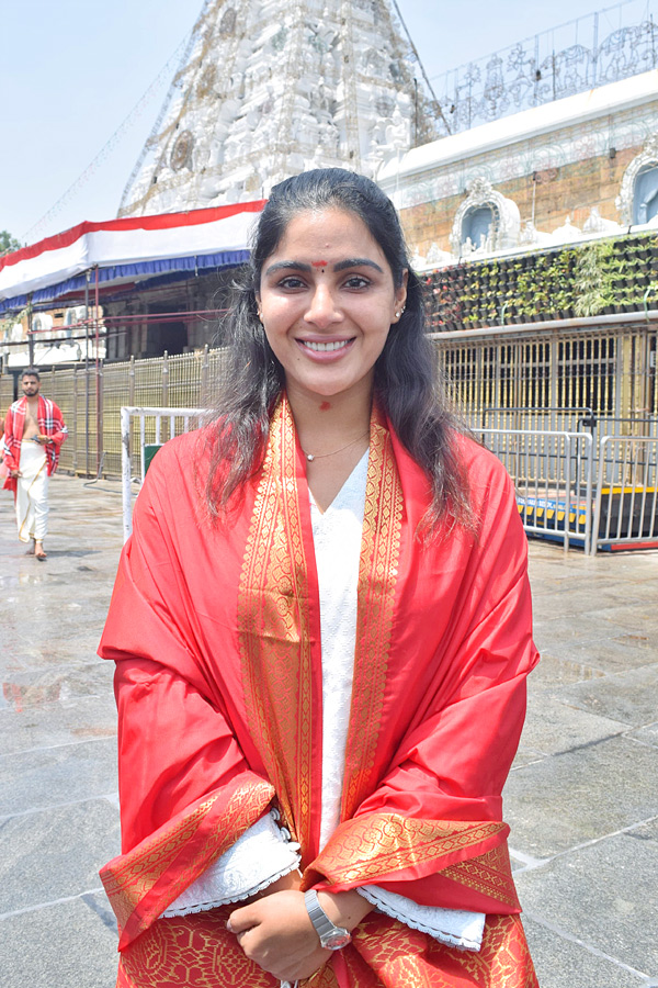 Actress_20Samyuktha_20Menon_20Visit_20Tirumala_20Tirupati_20Temple_20Photos_20_282_29.jpg 8