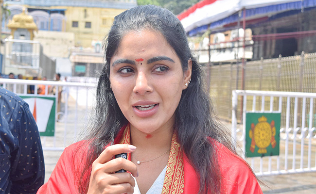 Actress_20Samyuktha_20Menon_20Visit_20Tirumala_20Tirupati_20Temple_20Photos_20_284_29.jpg 10
