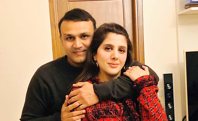 Virender_20Sehwag_20wife_20Aarti_20biography_20And_20personal_20information_20photos_20_281_29.jpg 2