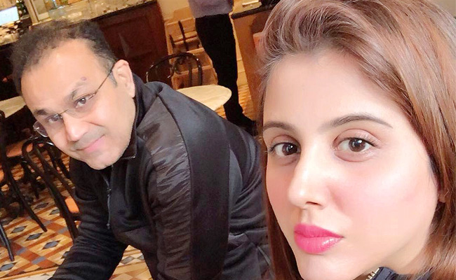Virender_20Sehwag_20wife_20Aarti_20biography_20And_20personal_20information_20photos_20_284_29.jpg 5