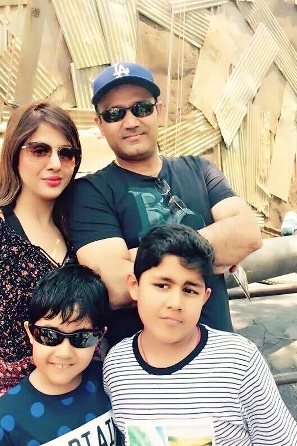 Virender_20Sehwag_20wife_20Aarti_20biography_20And_20personal_20information_20photos_20_286_29.jpg 7