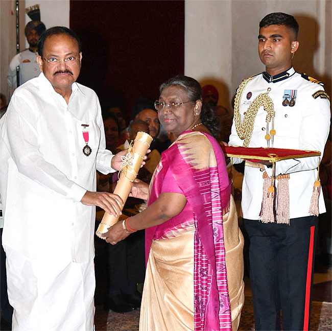 Padma_20Awards_202024_20Ceremony_20at_20Rashtrapati_20Bhavan_20Photos-_20_282_29_0.jpg 2