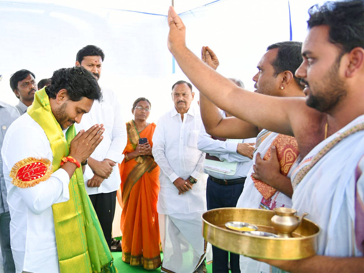 CM_20Jagan_20invoke_20divine_20blessings_20ahead_20nomination-1.jpg 1