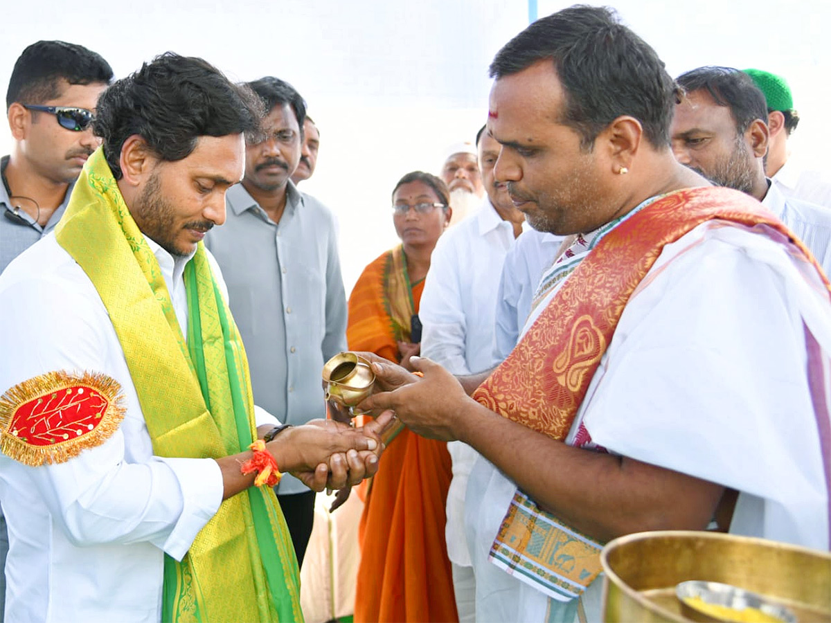 CM_20Jagan_20invoke_20divine_20blessings_20ahead_20nomination-2.jpg 2